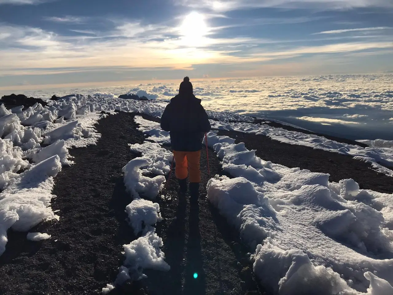 Lever de soleil au sommet du Kilimandjaro
