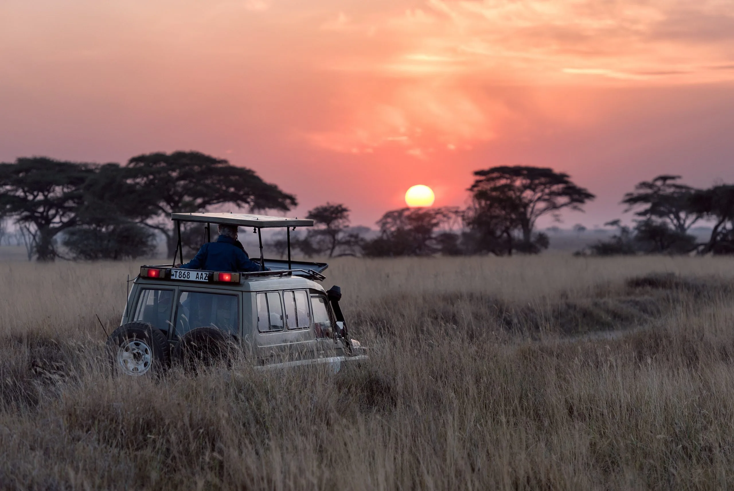 Une jeep de safari en Tanzanie, traversant la savane