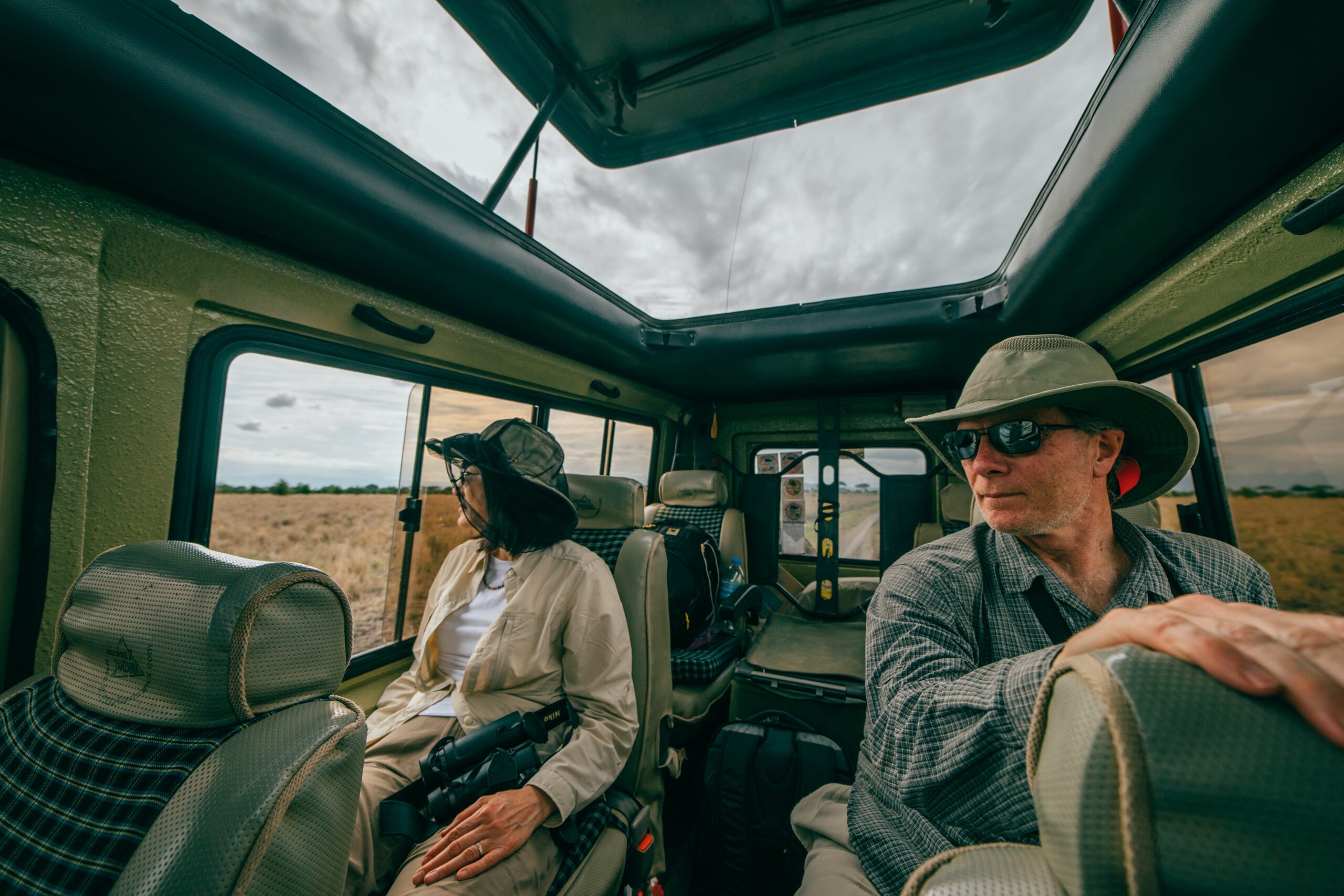 Photo d'un homme et d'une femme habillés pour un safari