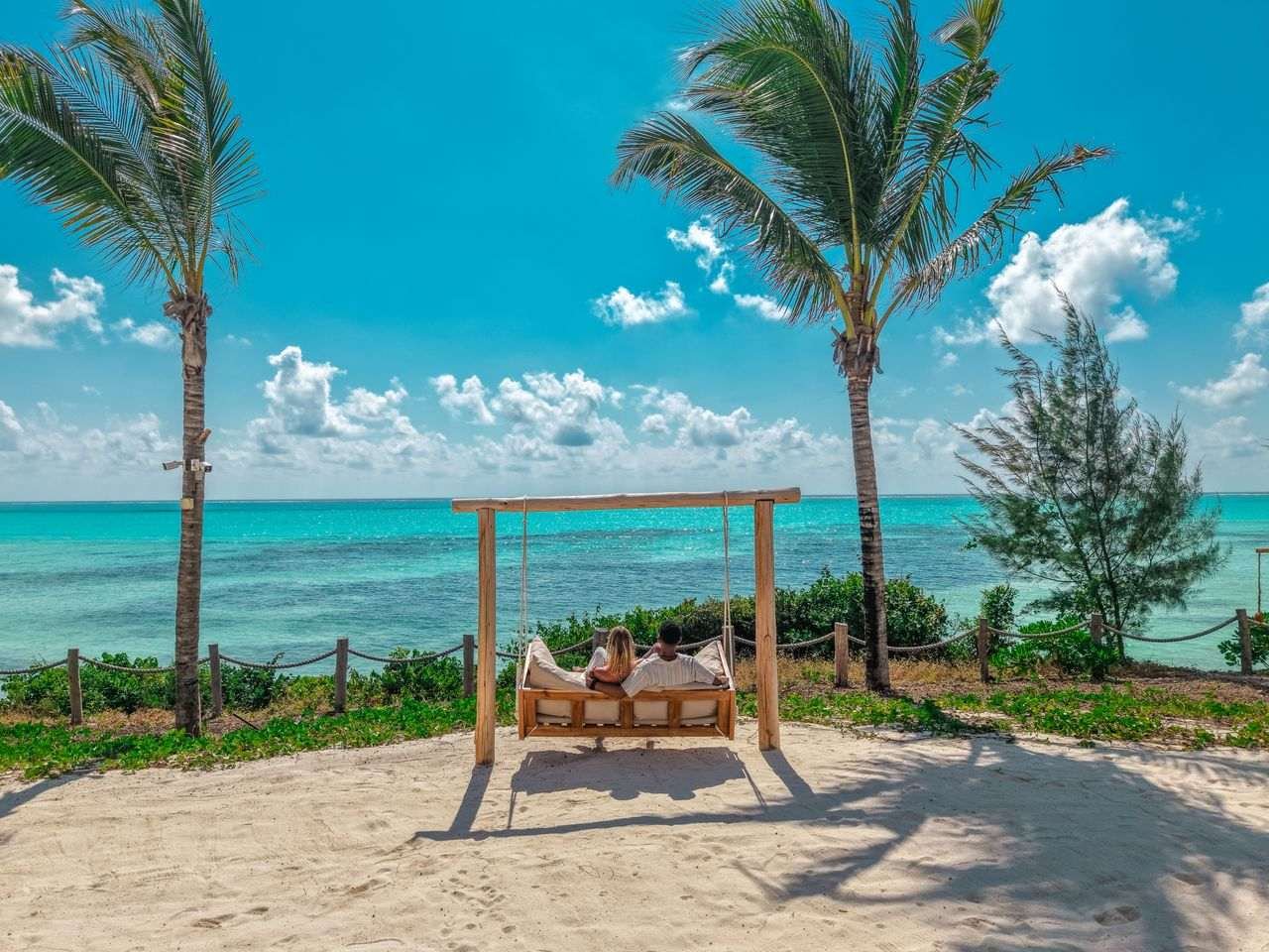 Plage de sable blanc et eaux turquoise à Zanzibar, en Tanzanie