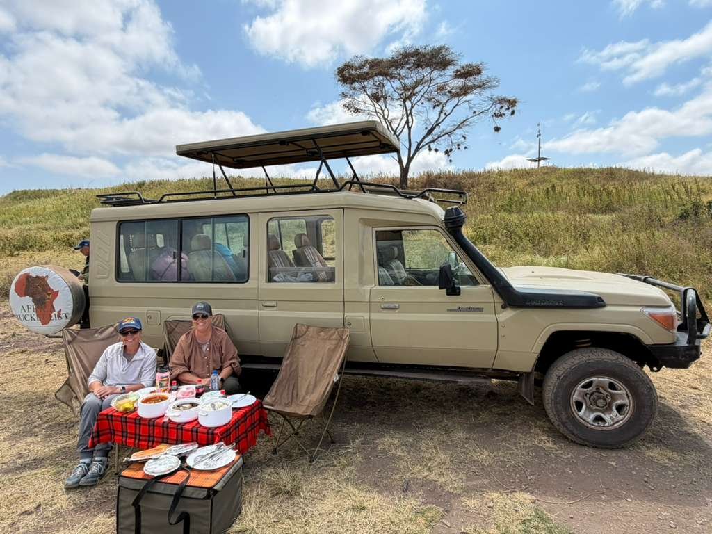 Dîner privé dans la brousse tanzanienne au coucher du soleil