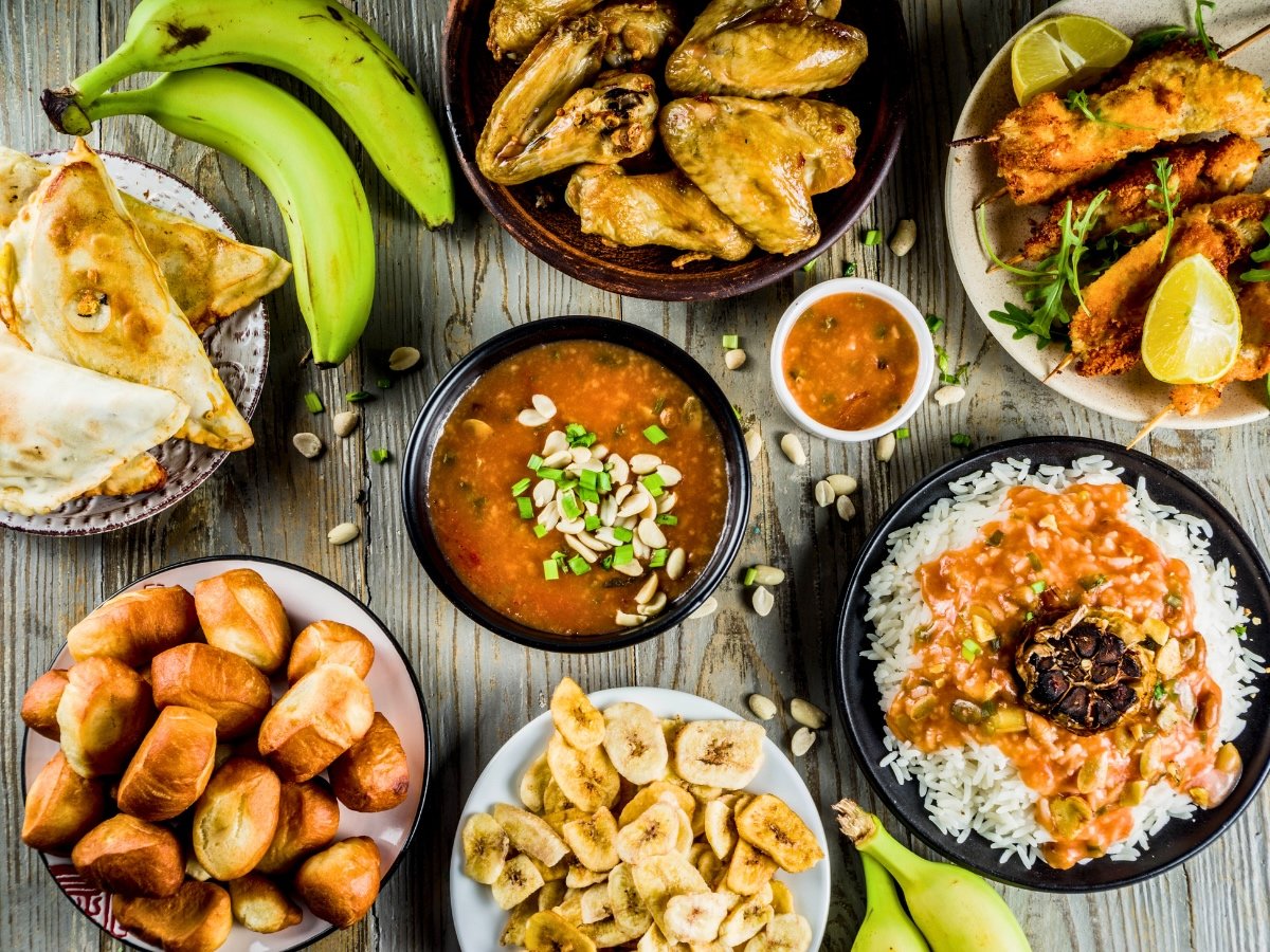 Plats traditionnels de la cuisine tanzanienne servis sur une table